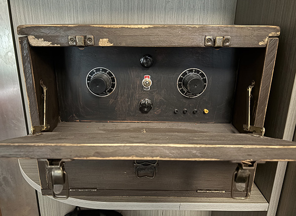 1783756854288933.jpg 东方船影视制作半部电台道具.jpg